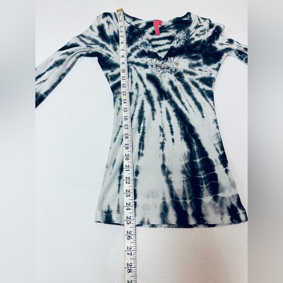 2/$20 - Charlotte Tarantola Black and WhiteTie-Dye Top / Sparkly Buttons - XS - Picture 2 of 7
